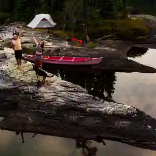 Jo und Georg auf einer kleinen Insel in einem kanadischen Provincial Parc. Im Hintergrund sieht man das Kanu und Zelt.&quot;
