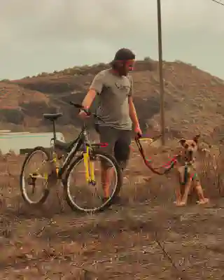 Georg übt Fahrrad fahren mit Mania, eine sehr aufgeweckten Hündin.