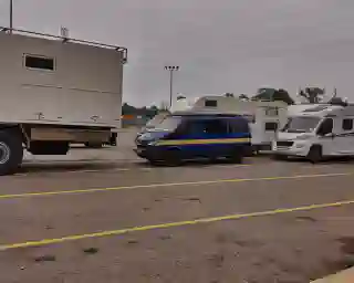 Unser kleiner blauer Bulli im Hafen von Halifax.
Zwischen den anderen Campern sind wir ziehmlich klein.
