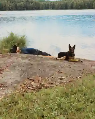 Georg und Momo entspannen am See