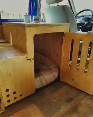 Momo&rsquo;s finished box in the van. The box fits perfectly behind the driver&rsquo;s seat