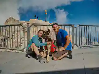 Jo, Momo und Georg auf der Zuspitze. Im Hintergrund sieht man das Gilfelkreuz.