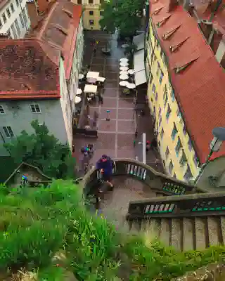 Aussicht auf die Gasse nach den Treppen vom Uhrenturm.