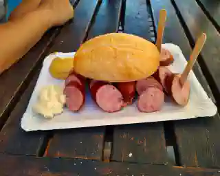 Die leckere Wurst mit Senf und Brötchen die wir in Ljublijana gegessen haben.