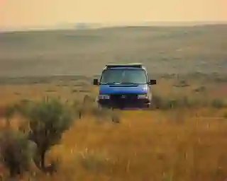 In the prairie, gentle hills and not a tree in sight. In the midst of this emptiness, our little blue bus
