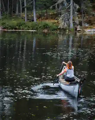 Auf dem See ein Kanu mit Jo und Nelly