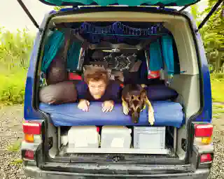 A glimpse into the rear. Georg and Momo are lying on the bed, looking at the camera.