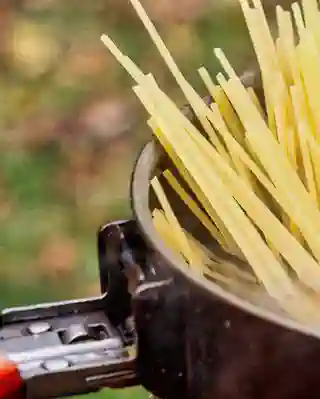 Spagetti in einem Topf mit heißem Wasser