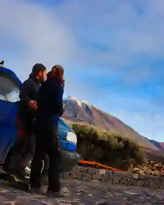 Georg, Jo, and Momo in front of the quest. In the background, the peak of el Teide is visible.