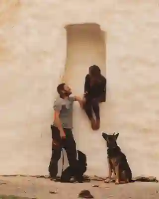 Georg, Jo, Momo, and Nelly in front of a white wall.