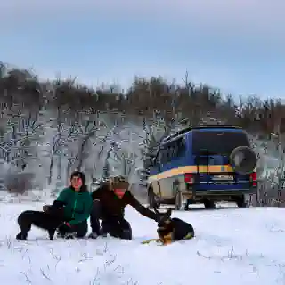 Georg, Jo, Momo und Nelly im Schnee, im Hintergrund ist die Quest zu sehen.