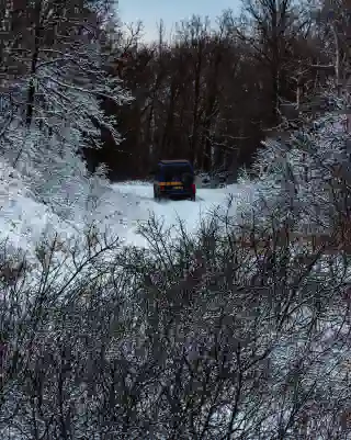 Die Quest fährt durch einen verschneiten Wald.