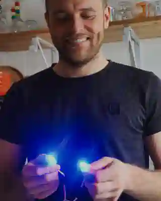 Georg mit dem ersten Test unserer UV Lämpchen.