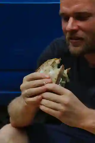 Georg isst das loaded Sandwich mit marokanischen Kichererbsen.