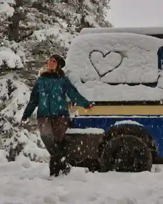 Jo im Schnee. Auf einem der Fenster ist ein Herz in den Schnee gemalt.