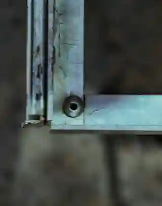 Rivet joint in the corners of the frame.