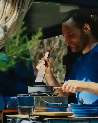 Georg beim Kochen auf unserem Spiriuskocher.