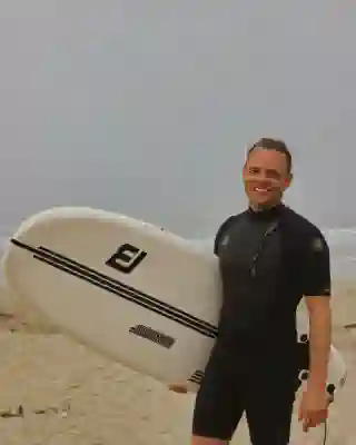 Georg geht surfen am Malibu Beach.